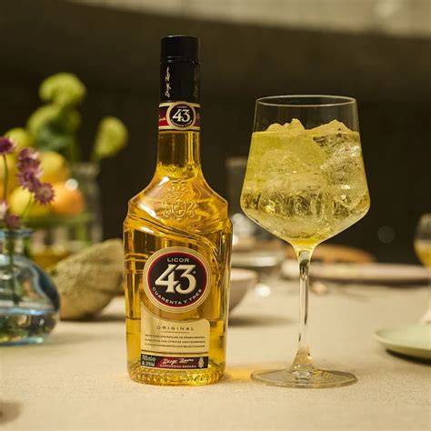 Festlich angerichtetes Baumkuchen Dessert im Glas mit Licor 43 und Bratapfelschichten