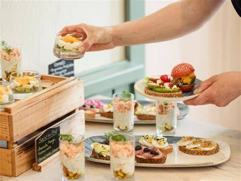 Festlich angerichtetes Parfait-Buffet mit verschiedenen Varianten