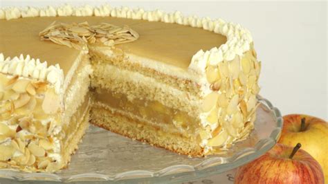 Festlich dekorierte Apfeltorte mit Marzipan