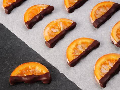 Festlich dekorierte Biskuit-Sanddorntorte mit Schokolade und Orangenscheiben
