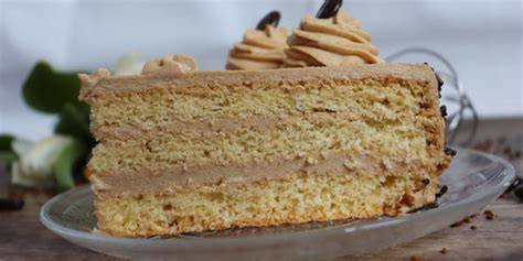 Festlich dekorierte Champagner Buttercreme Torte im Anschnitt