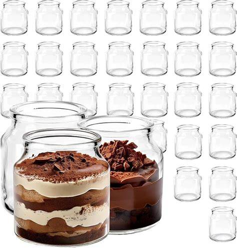 Festlich dekorierte Dessertgläser für Party und Buffet