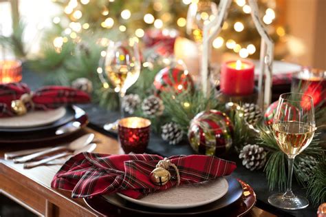 Festlich dekorierte Dessertgläser für Weihnachten