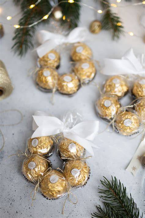 Festlich dekorierte Dessertgläser mit Ferrero Rocher und Golddekor