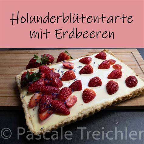 Festlich dekorierte Erdbeer-Holunder-Torte mit Holunderblüten und frischen Erdbeeren