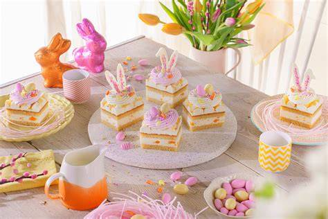 Festlich dekorierte Karottenkuchen-Gläser mit Hasenohren aus Knuspergebäck