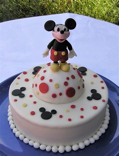 Festlich dekorierte Kindergeburtstagstafel mit Micky Maus Torte und Kuchenvarianten