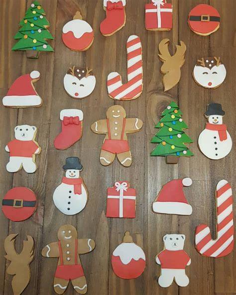Festlich dekorierte Lebkuchen-Plätzchen auf Weihnachtsteller