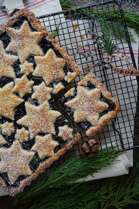 Festlich dekorierte Linzer Torte mit Sternen aus Teig