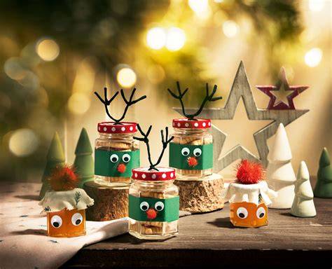 Festlich dekorierte Marmeladengläser als Weihnachtsgeschenk