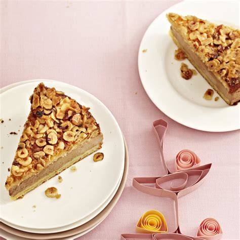 Festlich dekorierte Nougat-Baiser-Torte mit Nüssen und Schokolade