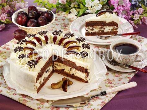 Festlich dekorierte Pflaumen Schoko Torte mit Schokoladenspänen