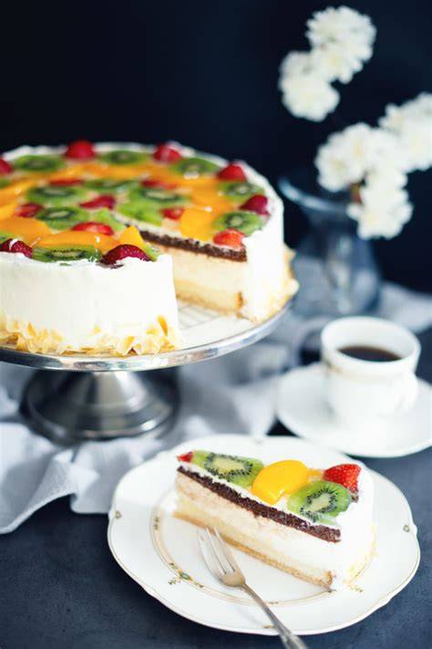 Festlich dekorierte Sahnetorte mit Früchten