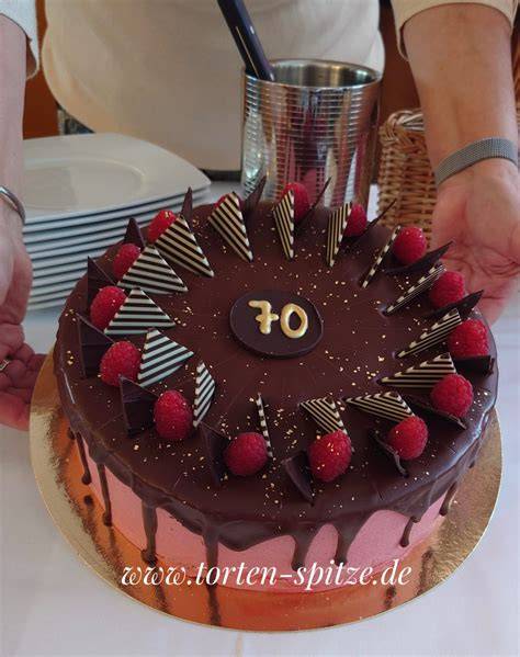 Festlich dekorierte Tag-und-Nacht-Torte