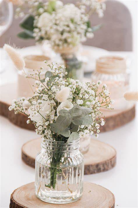 Festlich dekorierte Tauftafel mit Gastgeschenken und Eukalyptus