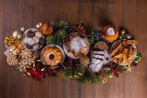 Festlich dekorierte Tortenauswahl für Weihnachten