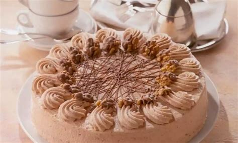 Festlich dekorierte Walnuss-Nougat-Sahne-Torte auf Tortenplatte