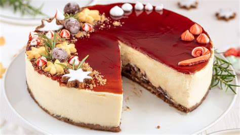 Festlich dekorierter Käsekuchen