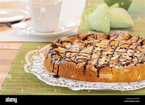 Festlich dekorierter Marzipan-Blechkuchen auf Kaffeetafel