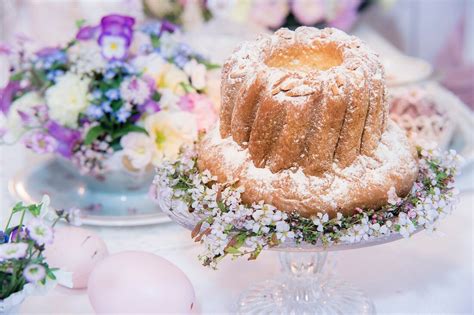 Festlich dekorierter Nougat-Pudding-Kuchen auf einer Tortenplatte