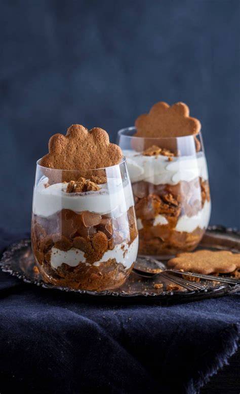 Festlich dekoriertes Lebkuchen-Schichtdessert im Glas