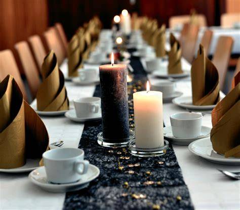 Festlich gedeckte Kaffeetafel mit Spekulatius-Variationen