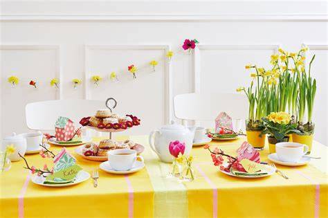 Festlich gedeckter Ostertisch mit Lindt Produkten