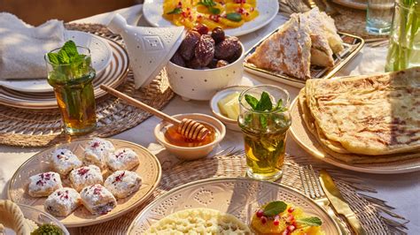 Festlich gedeckter Tisch mit einer Auswahl an Ramadan Keksen und Tee
