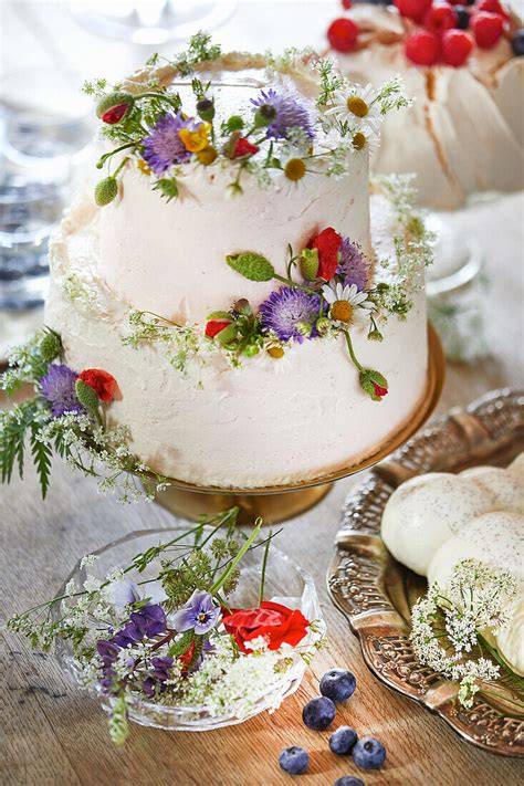 Festlich servierte zweistöckige Torte mit Blumen