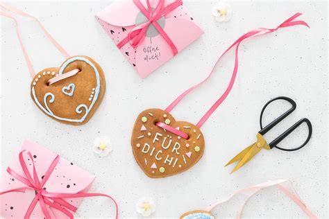 Festlich verzierte Lebkuchenherzen und Geschenkboxen aus Pulsnitz