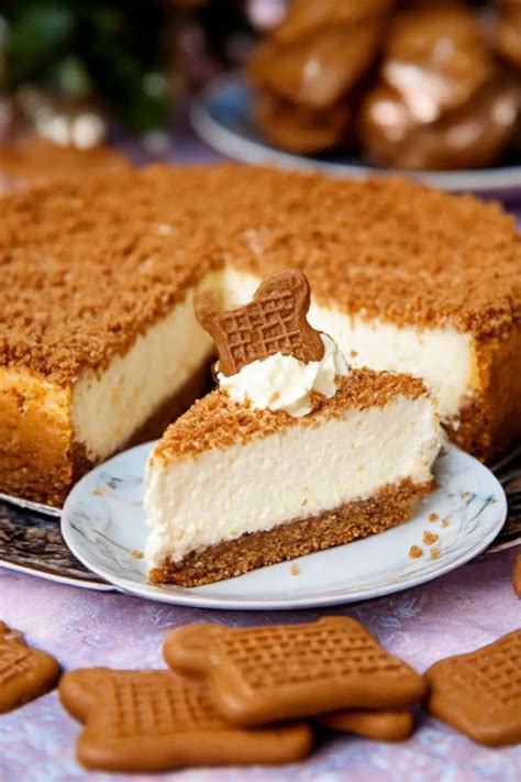 Festlich verzierter Spekulatius-Käsekuchen mit Lebkuchen-Deko