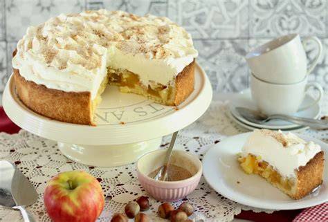 Festliche Apfeltorte mit Schichten aus Mürbeteig, Apfel-Pudding und Zimt-Sahne
