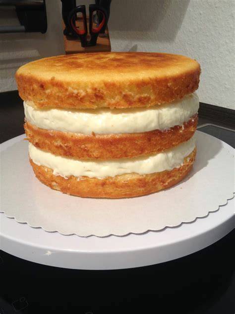 Festliche Bratapfel-Lebkuchen-Torte mit Frischkäse-Buttercreme und Puderzucker