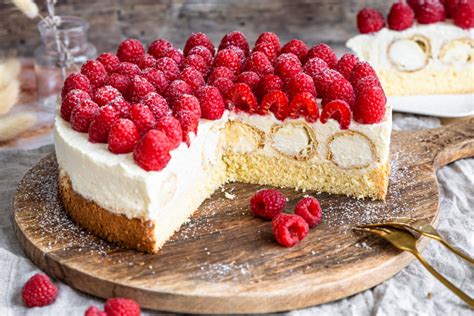 Festliche Champagnerkuchen-Inszenierung mit Tortenboden, Cremeschichten und Himbeeren