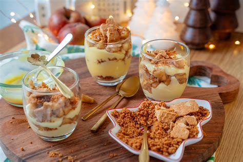 Festliche Dessert-Gläser mit Spekulatius, Bratapfel und Zimtnote