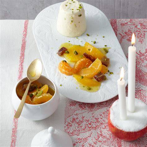 Festliche Dessert-Präsentation mit Birnen und weihnachtlichem Flair