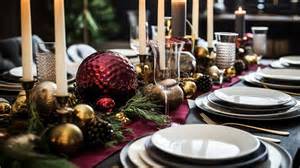 Festliche Dessertauswahl auf weihnachtlicher Tafel