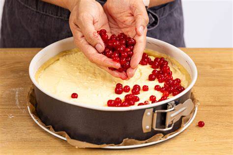 Festliche Dessertteller mit Pudding, Beeren und Dekoration