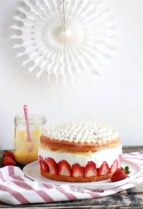 Festliche Erdbeer Lemon Curd Torte mit Baiser und frischer Dekoration