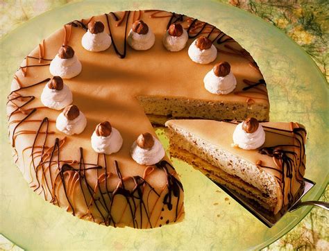 Festliche Haselnusstorte mit Buttercreme geschichtet
