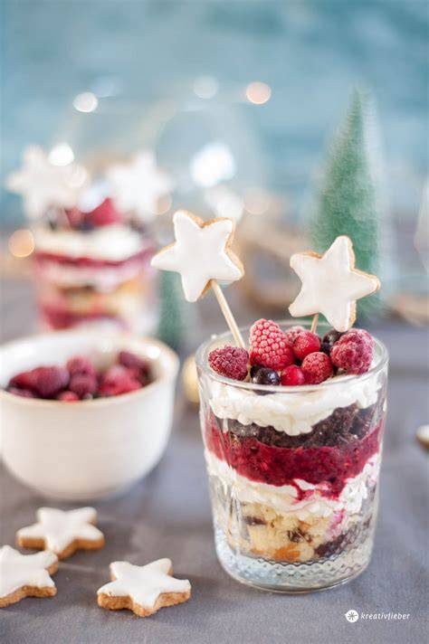 Festliche Himbeer-Schichtdesserts in Gläsern mit Spekulatius, Vanillekipferln und Zimtsternen