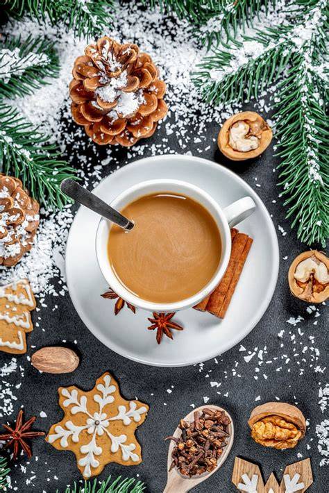 Festliche Kaffeetafel mit Mini-Pralinés, Tassen und Tannenzapfen