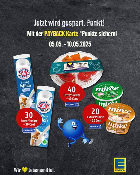 Festliche Muttertagstafel mit Schokoladengeschenken und Blumen