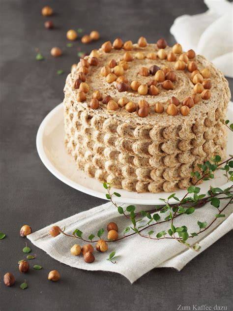 Festliche Nougat-Torte mit Haselnüssen und Kakao-Dekor