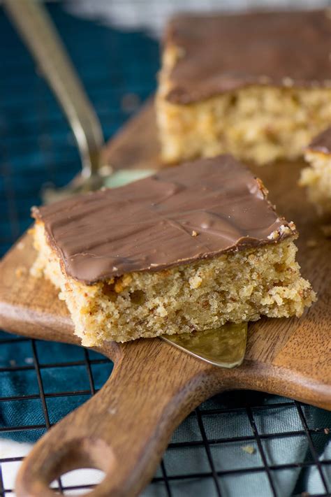 Festliche Nussschnitten mit Marzipan, Vanillesahne und Schokodekor