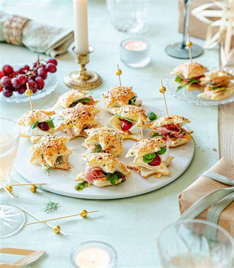 Festliche Obst-Torten auf Weihnachts-Tafel