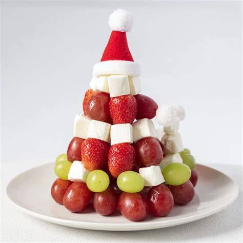 Festliche Platte: Schokoäpfel neben Bananen-Pops und Erdbeeren