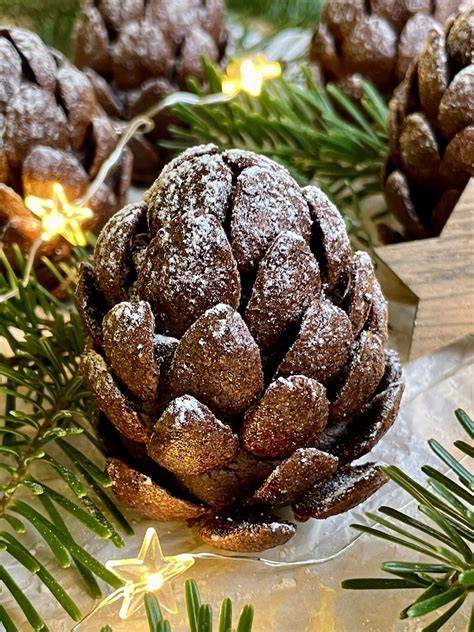 Festliche Präsentation: Tannenzapfen aus Fondant auf Weihnachtsdessert
