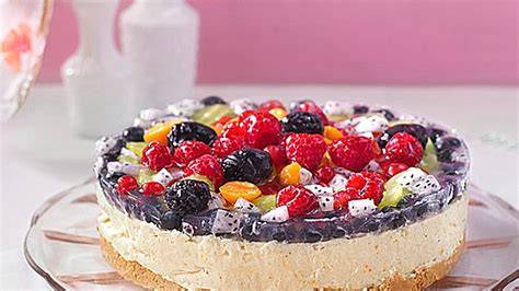 Festliche Sahnetorte mit frischen Früchten