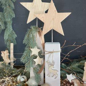 Festliche Szene: Rentier-Cookies auf Nikolaus-Buffet mit Deko
